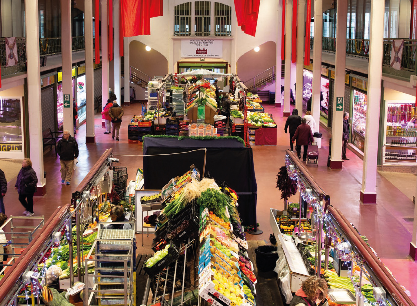 Interior del Mercado de San Blás Interior del Mercado de San Blás